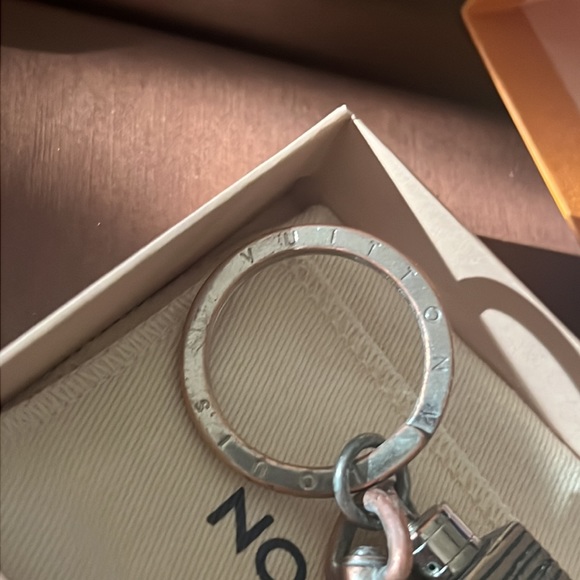 Authentic Louis Vuitton key chain logo unisex - Picture 4 of 13